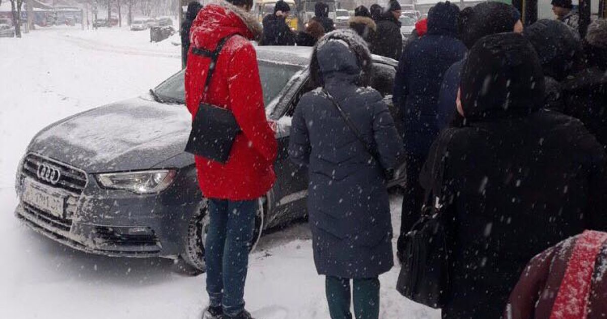 У Києві легковик вилетів на заповнену людьми зупинку