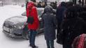 У Києві легковик вилетів на заповнену людьми зупинку