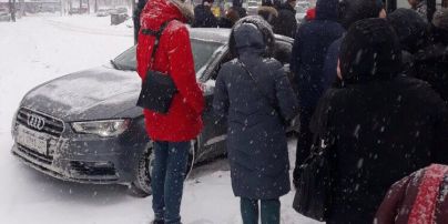 У Києві легковик вилетів на заповнену людьми зупинку