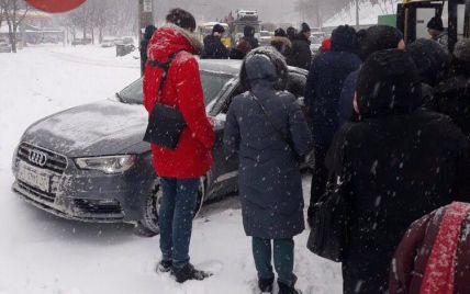 В Киеве легковушка вылетела на заполненную людьми остановку