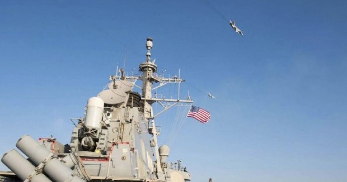 США показали фото "зближення" російського Су-24 з американським есмінцем