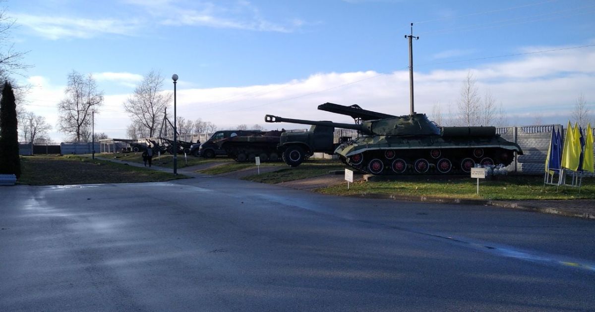 Під Києвом невідомі викрали із музею броньовану деталь танка