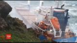 У острова Сардиния шторм выбросил на скалы гигантский грузовой корабль