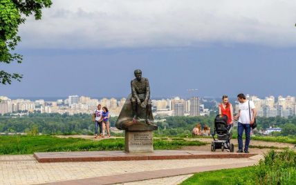 У Києві біля пам'ятника видатному актору знайшли урну з прахом дитини