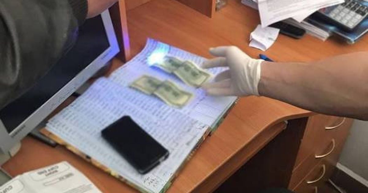 На Львівщині СБУ затримала митника на одержанні хабара