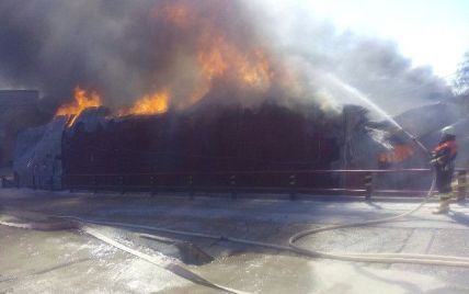 Пожежа спопелила майже квадратний кілометр суконної фабрики під Києвом