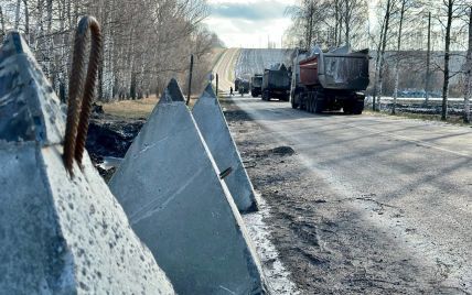 В еще одной области России боятся "вторжения" Украины и начали строить противотанковые заграждения