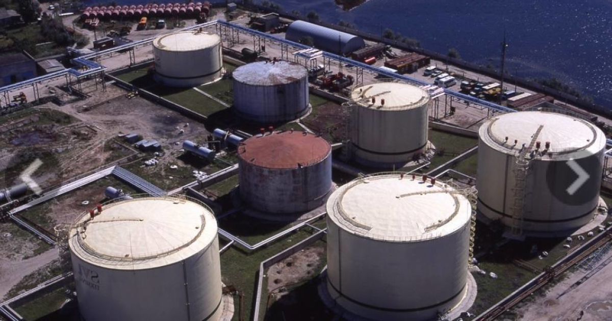 Атака на нефтебазы в российском Азове