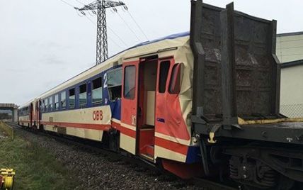 В Австрии электричка столкнулась с товарными вагонами
