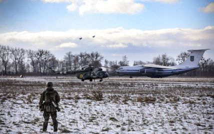 На військовому аеродромі біля Києва літак зіткнувся з автомобілем
