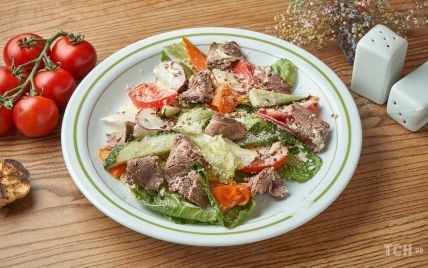 Мясной салат с овощами: вкусно и питательно