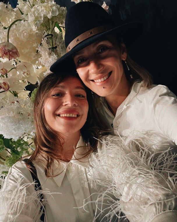 Донька Олени Мозгової зі своєю обраницею