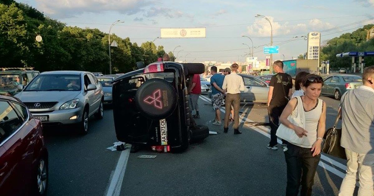 На загруженной трассе Киева произошло масштабное ДТП / © Фото Ивана Воробьева/ТСН