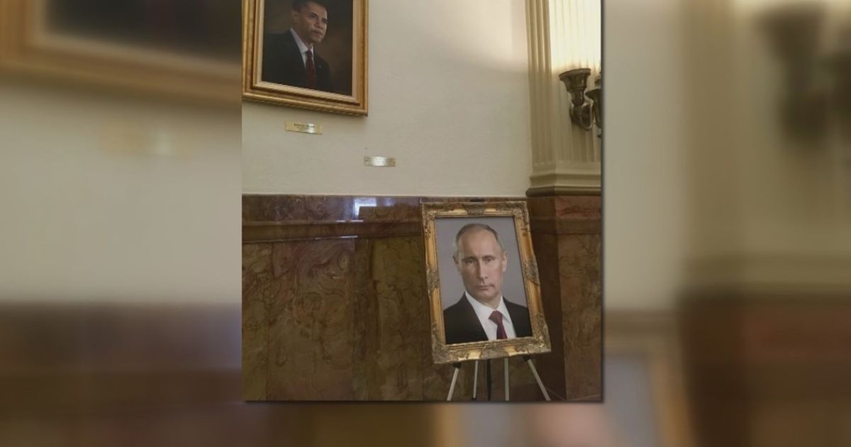 Портрет Путіна в США. Радницю законодавця покарали за невдалий жарт