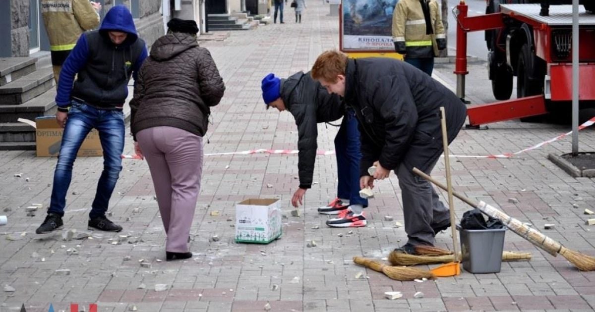 В Донецке уничтожают символику Украины / © dan-news.info