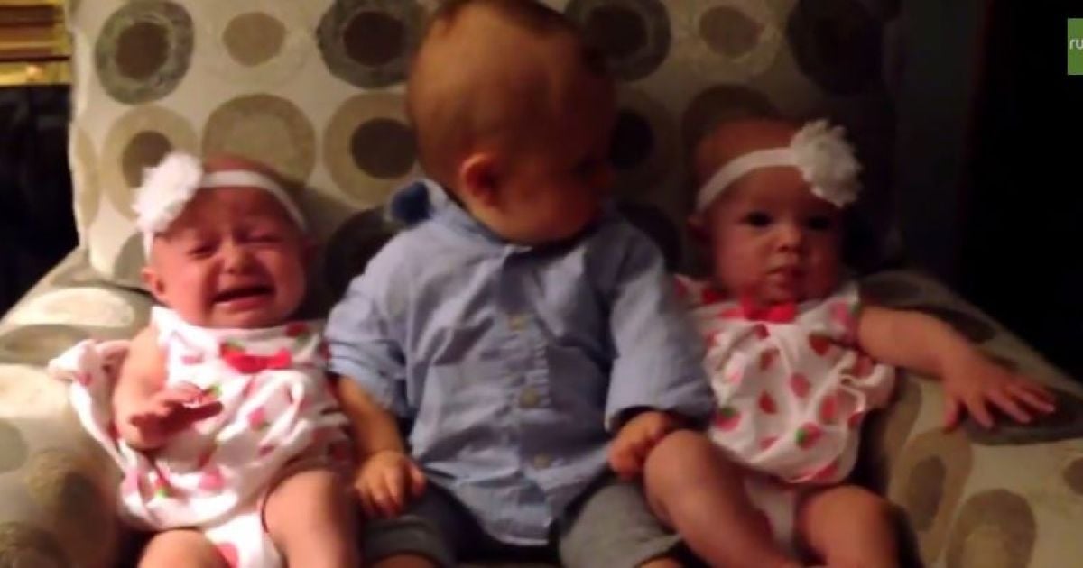 Близнюки здивували маленького хлопчика