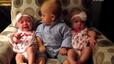 Малюка збентежило знайомство з сестрами-близнючками