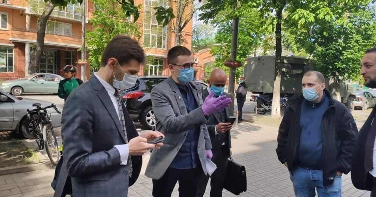 стерненко біля сбу / © Фото Наталії Нагорної/ТСН