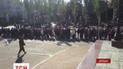 С согнанной массовкой и в открытом гробу: в Донецком театре оперы и балета прощались с "Моторолой"