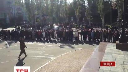 С согнанной массовкой и в открытом гробу: в Донецком театре оперы и балета прощались с "Моторолой"