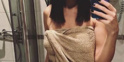 В одном полотенце: сексуальная Настя Каменских записала видео в ванной