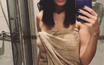 В одном полотенце: сексуальная Настя Каменских записала видео в ванной
