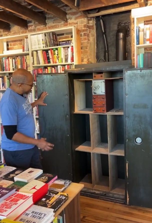 Загадковий сейф у книгарні / © скриншот з відео
