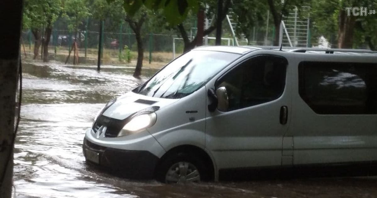 Авто та людей змивають бурхливі "річки", затоплено метро і житлові будинки: наслідки сильної зливи у Києві (відео)