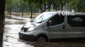 Авто та людей змивають бурхливі "річки", затоплено метро і житлові будинки: наслідки сильної зливи у Києві (відео)