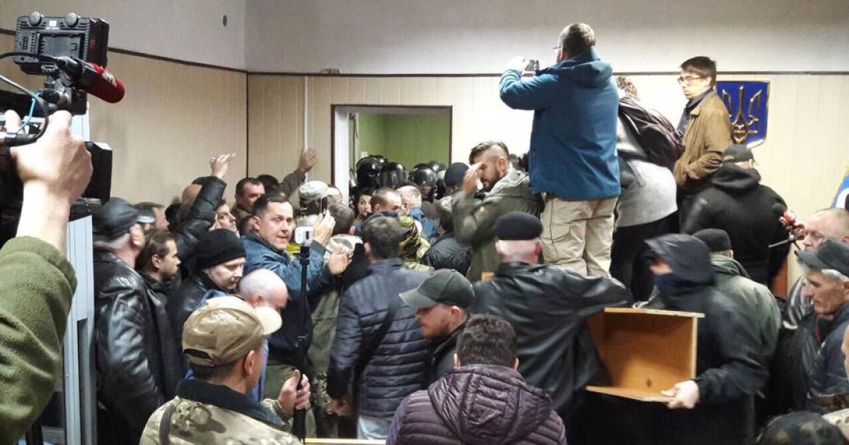 У Києві активісти розтрощили залу суду після того, як поліція застосувала проти них газ