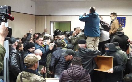 В Киеве активисты разгромили зал суда после того, как полиция применила против них газ