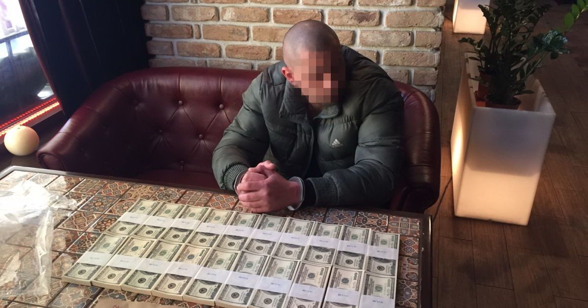 СБУ затримала колишніх правоохоронців та військового, які вимагали 200 тисяч доларів_2