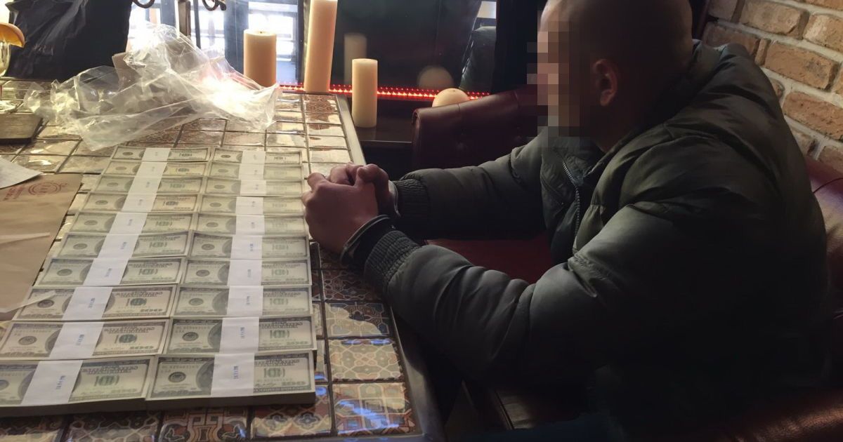 СБУ затримала колишніх правоохоронців та військового, які вимагали 200 тисяч доларів_3