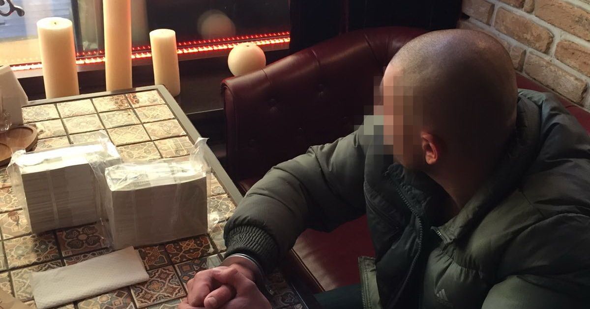 СБУ затримала колишніх правоохоронців та військового, які вимагали 200 тисяч доларів_4