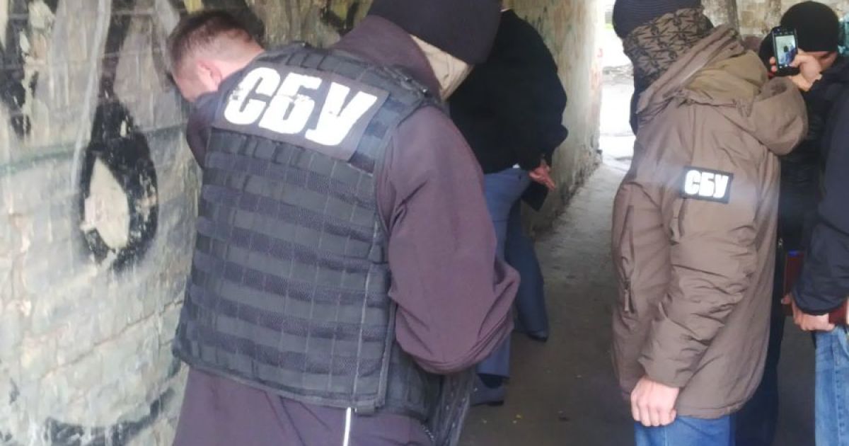 СБУ затримала колишніх правоохоронців та військового, які вимагали 200 тисяч доларів_5
