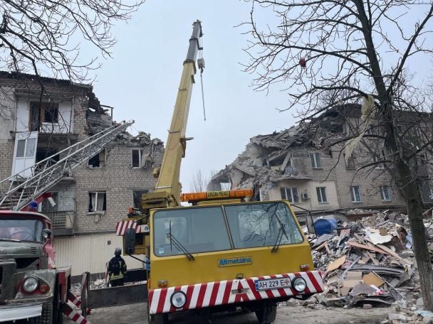 Аварійно-рятувальні роботи у місті Селидове після атаки по будинку / © ДСНС України у Telegram