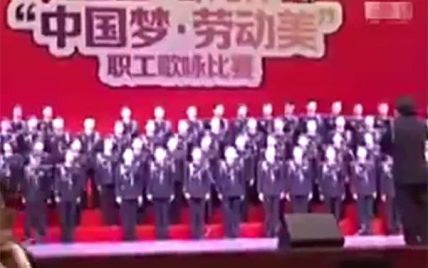 У Китаї хор з 80 людей раптово провалився під сцену (відео)