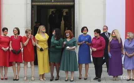 У різнокольорових сукнях і райдужних масках: польські депутатки прийшли на інавгурацію президента в яскравих образах