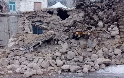 В результате землетрясения в Турции погибли по меньшей мере девять человек