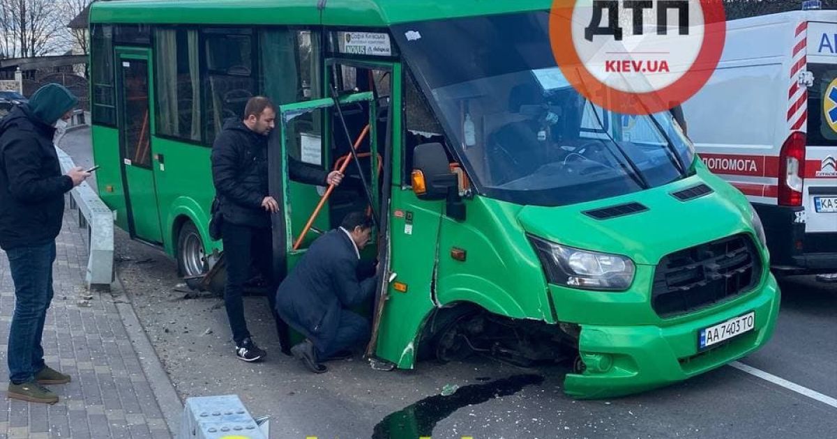 У Києві маршрутка з пасажирами влетіла у відбійник та втратила колесо (фото)