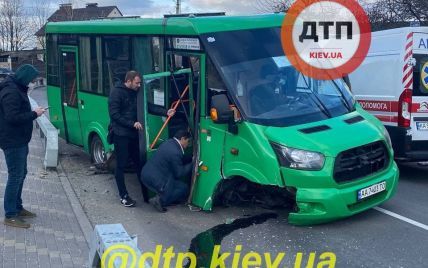 В Киеве маршрутка с пассажирами влетела в отбойник и потеряла колесо (фото)