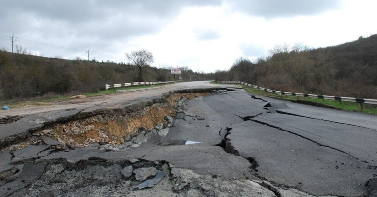 Разрушена трасса в Крыму