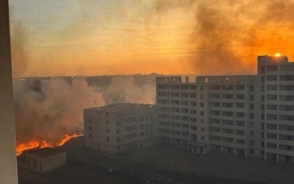 Під Києвом зайнялася масштабна пожежа: що відомо (відео)