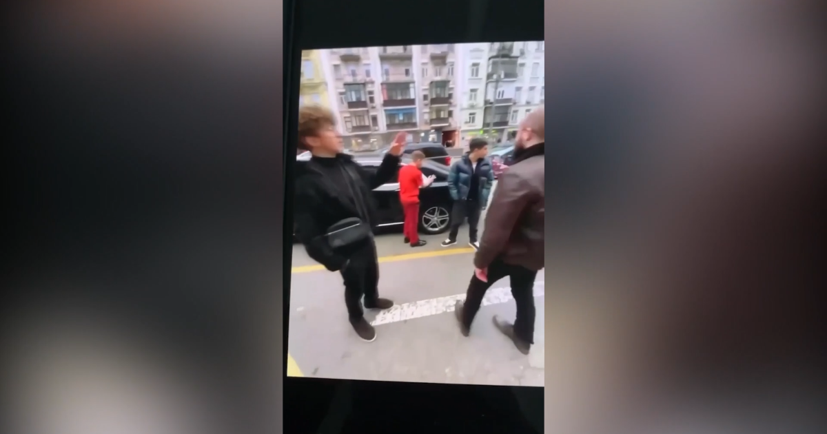 Поліція розшукує компанію молодих людей, яка зухвало поводилася в центрі Києва
