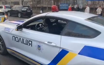 Фейковый патруль: в Киеве парни разрисовали Mustang под полицейское авто и останавливали нарушителей