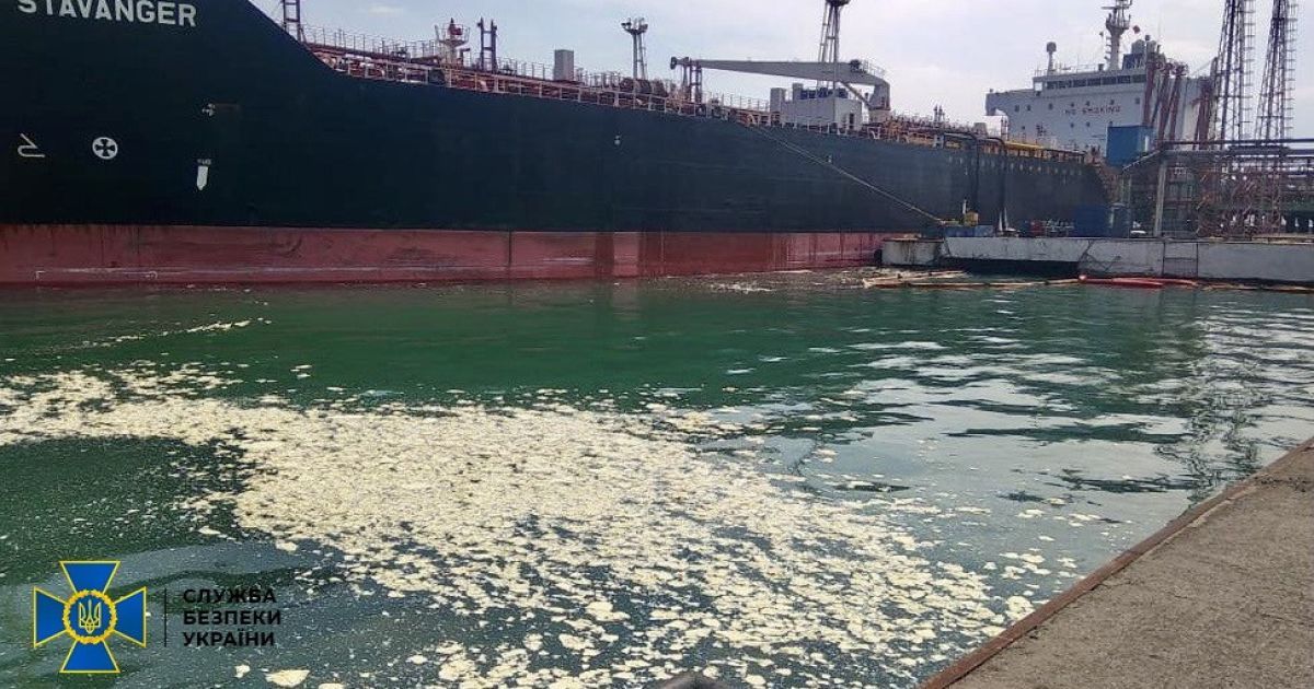 Скинув у море 8,5 тонн пальмової олії: СБУ оголосила підозру екіпажу іноземного судна (фото)