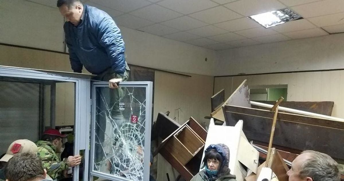 Шестерым задержанным во время штурма Святошинского суда сообщили о подозрении