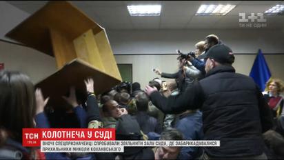 Прихильники лідера "добровольчого руху ОУН" влаштували розгром у суді