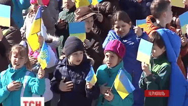 У Тернополі учні усіх шкіл одночасно заспівали український гімн