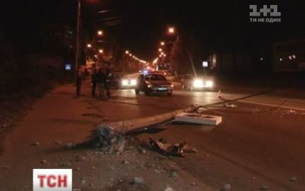 Пьяный водитель завалил машиной электроопору в Бердичеве